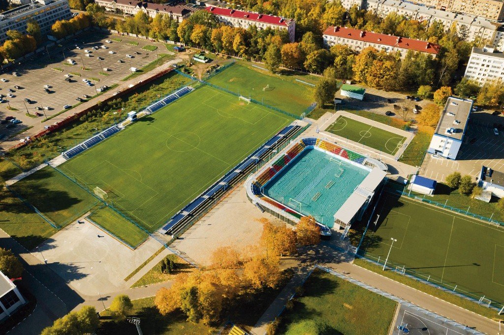 Complejo deportivo con accesos controlados